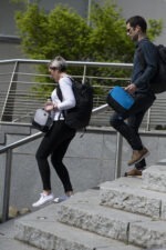 Un homme descend un escalier en portant le lunch bag Neo Nivolet sport