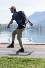 Sac à dos Neo Urban - Un skater file sur sa planche avec le sac sur son dos