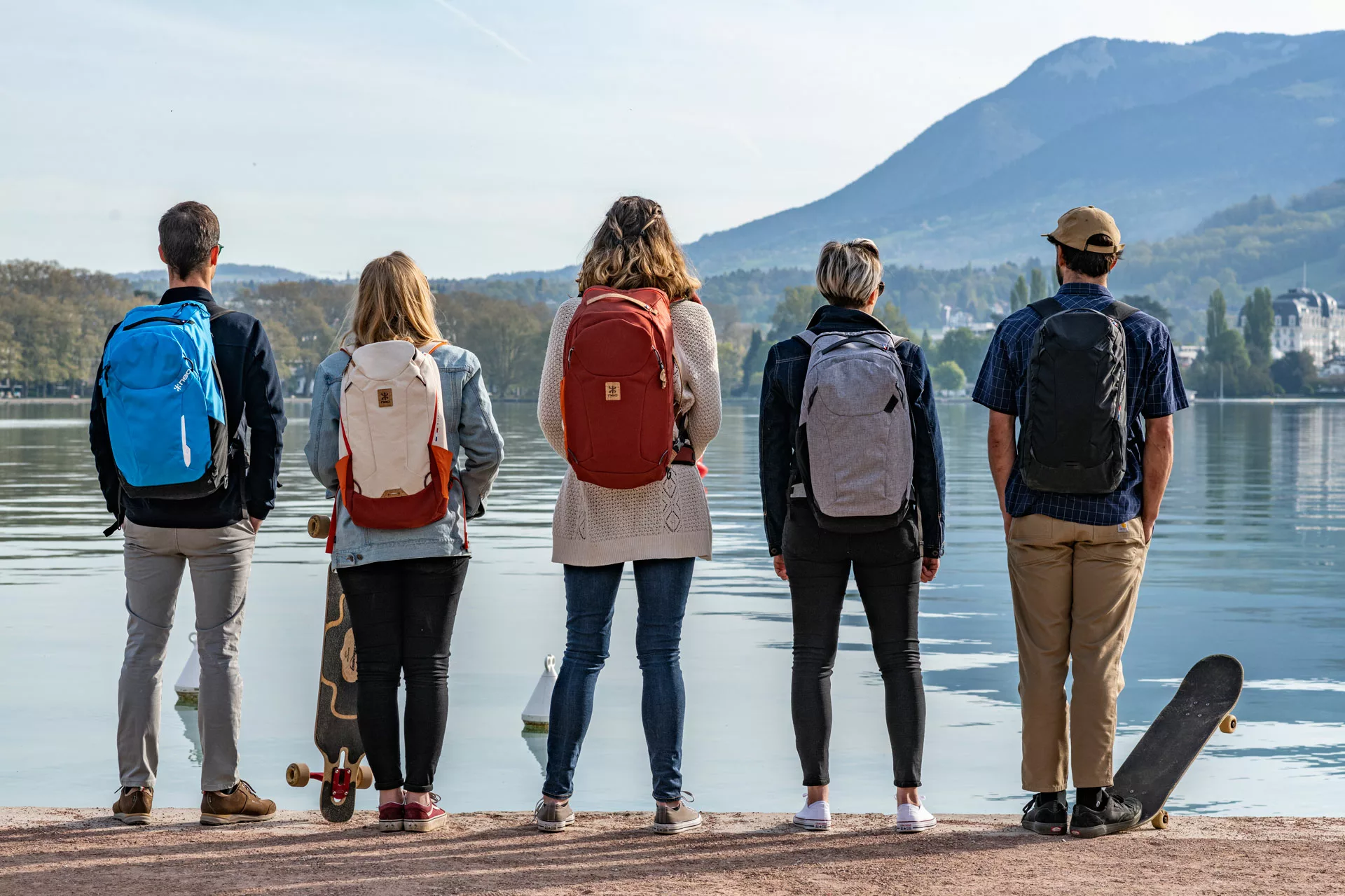 NEO - Sac à dos Move sur le dos de personnes au bord du lac d'Annecy