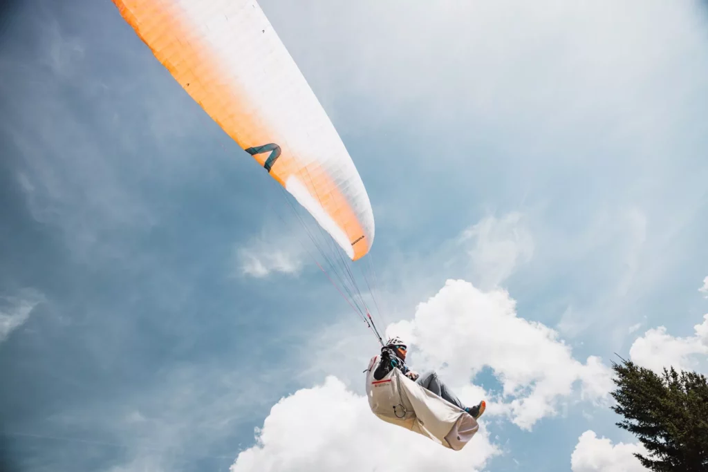 laurie en vol sous sa voile