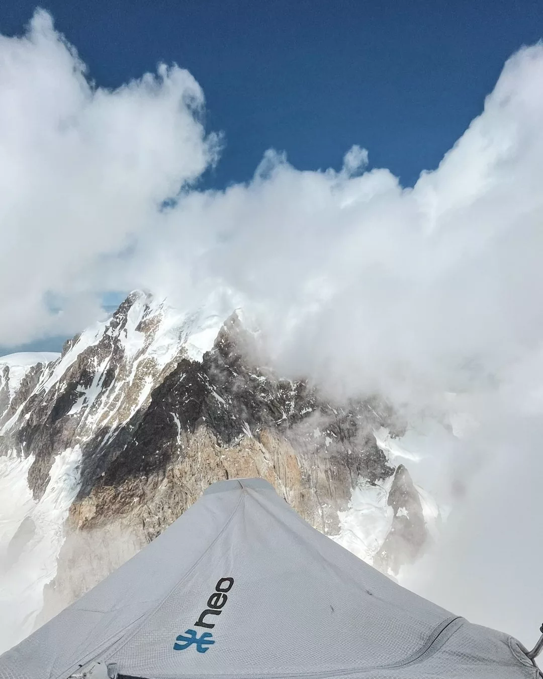 Sellette NEO Stay Up Pro Model de notre ambassadeur Tim Alongi en vue immersive pendant la compétition de hike & fly Mont Blanc Air Tour